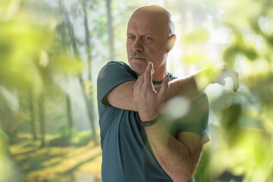 Gesundheit 2026: Ein Mann achtet auf eine Gefässgesundheit, weil er sich regelmäßig bewegt